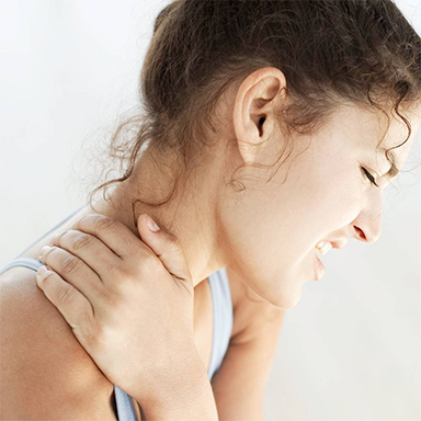 Girl holding nect, neck pain, chiroprator